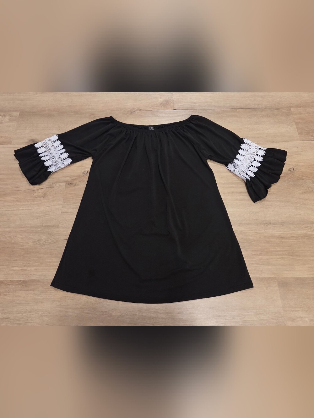 Win Win Women's Ruffle Sleeve Tunic L-XL Black & White BNWOT